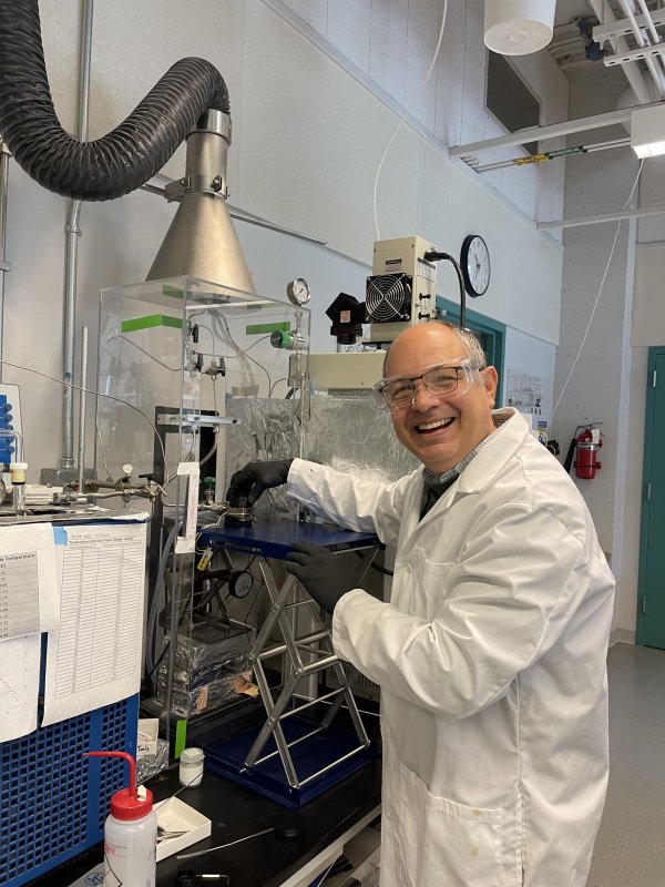 Carlos Linares, a scholar from Cagua, Venezuela, is on campus to conduct research in Western Washington University’s Department of Chemistry through a fellowship from the U.S. Department of State’s Fulbright Visiting Scholar Program