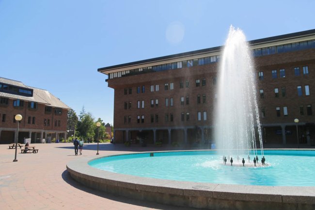 Fisher Fountain on WWU's Red Square on a sunny day. 
