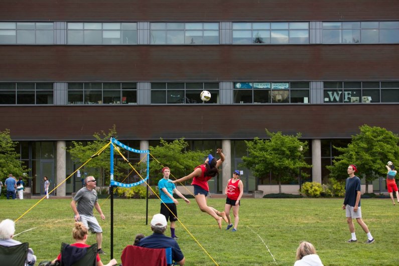 Volleyball on the Communications building lawn. Photo by Jonathan Williams / WWU
